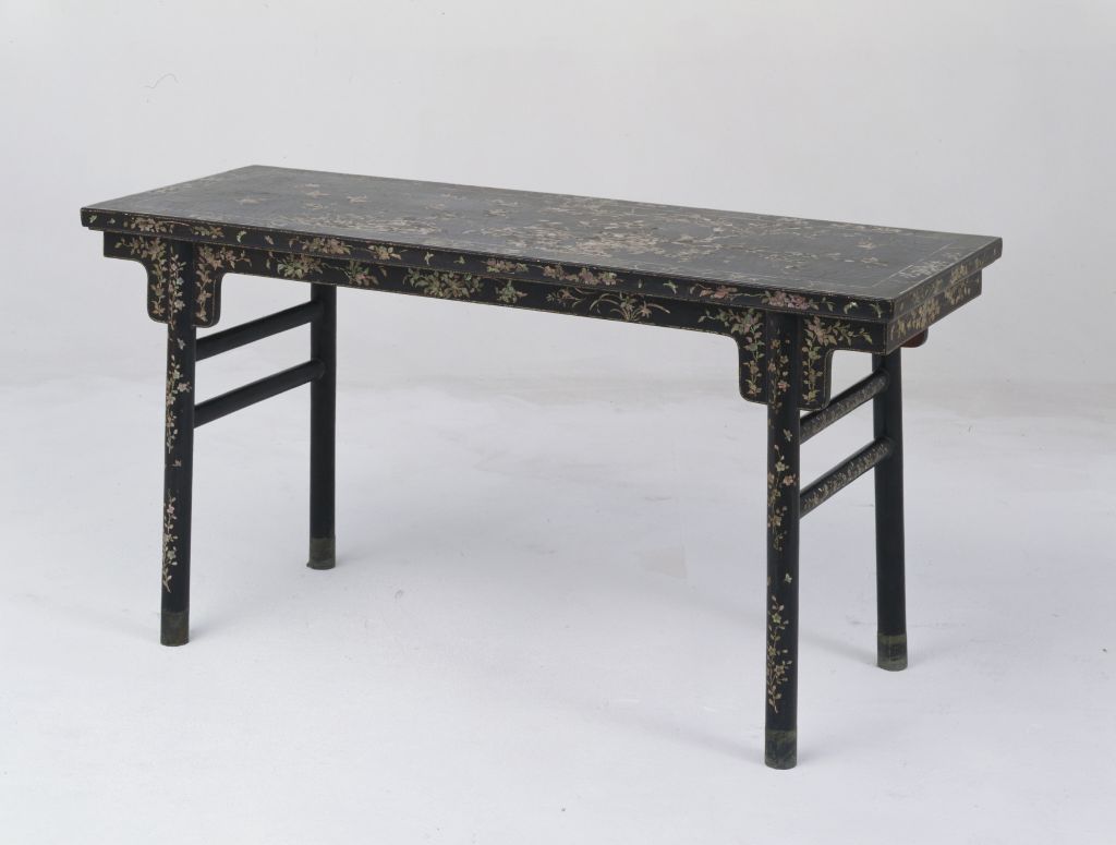 康熙款黑漆嵌软螺钿花蝶纹条案